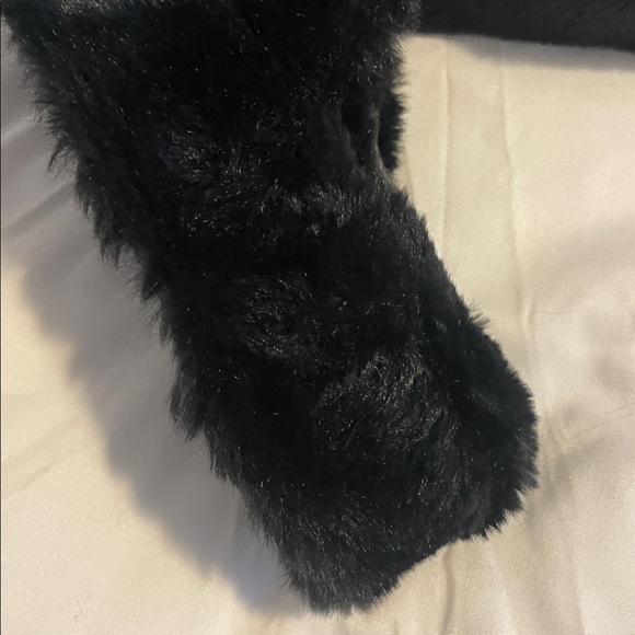 Black Faux Fur Slippers - Pink by Victoria secret BRAND NEW NEVER WORN - Picture 6 of 7